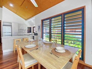 Dining - Pure Magnetic Villa 4, 9 The Esplanade-BOM (Nelly Bay)