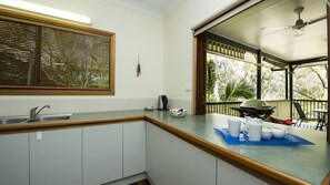 Réfrigérateur, micro-ondes, plaque de cuisson, lave-vaisselle