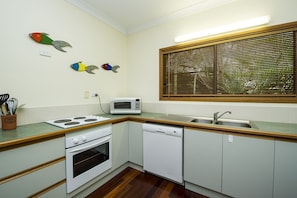 Refrigerador, microondas, placa de cocina, lavavajillas