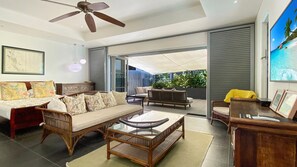 TV - Essence Beachfront Retreat (Horseshoe Bay)