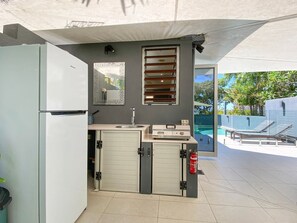 Fridge, oven, stovetop, dishwasher