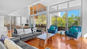 TV, DVD player - Maggies Beachfront Apt. 12 (Horseshoe Bay)