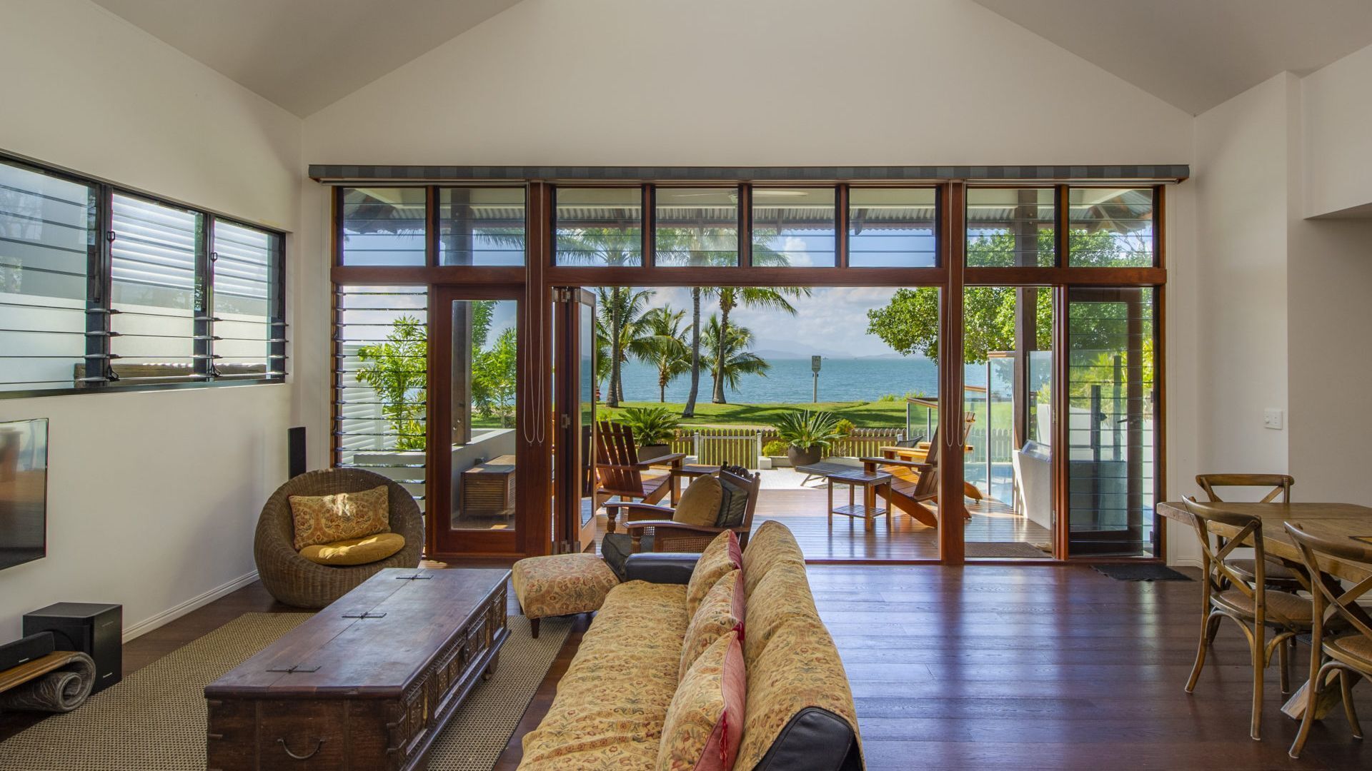 Een televisie en een dvd-speler