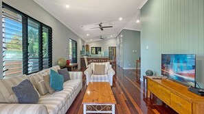 TV, DVD player - Deb's Shed, Magnetic Island (Arcadia)