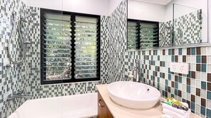 Shower - Deb's Shed, Magnetic Island (Arcadia)