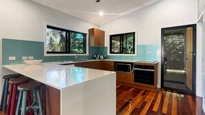 Fridge, microwave, stovetop, dishwasher - Deb's Shed, Magnetic Island (Arcadia)