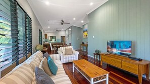TV, DVD player - Deb's Shed, Magnetic Island (Arcadia)