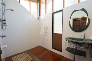 Shower - The Pines, 20 Wallaby Way-BOM (Horseshoe Bay)