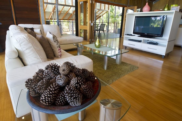 TV, DVD player - The Pines, 20 Wallaby Way-BOM (Horseshoe Bay)