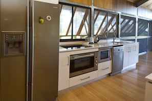 Fridge, oven, stovetop, dishwasher - The Pines, 20 Wallaby Way-BOM (Horseshoe Bay)