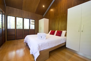 4 bedrooms, bed sheets - The Pines, 20 Wallaby Way-BOM (Horseshoe Bay)