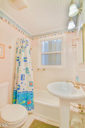 Ein Badezimmer mit Badewanne, Toilette und Waschbecken.