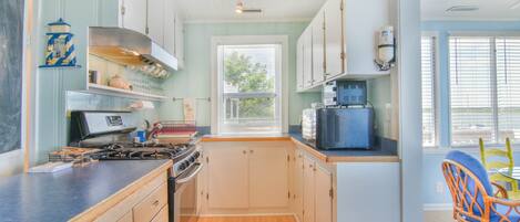 Køleskab, mikrobølgeovn, kogeplade, kaffe-/temaskine