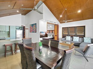 Un interior moderno con comedor, cocina y sala de estar.