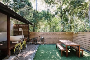 Outdoor dining - The Little Bush Hut, 78 Mandalay Avenue-BOM (Nelly Bay)
