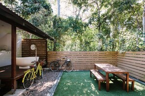 Outdoor dining - The Little Bush Hut, 78 Mandalay Avenue-BOM (Nelly Bay)