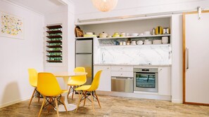 Fridge, oven, stovetop, dishwasher - The Little Bush Hut, Nelly Bay (Nelly Bay)