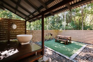 Outdoor dining - The Little Bush Hut, 78 Mandalay Avenue-BOM (Nelly Bay)