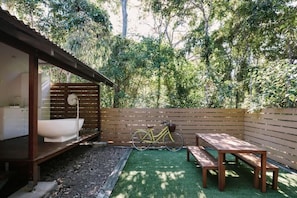 Outdoor dining - The Little Bush Hut, 78 Mandalay Avenue-BOM (Nelly Bay)