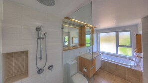 Shower - Maggies Beachfront Apartment 5, 1 Pacific Dri-BOM (Horseshoe Bay)