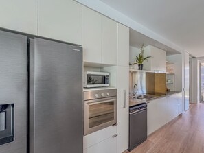 Fridge, oven, stovetop, dishwasher - Blue on Blue Apartment 1011 (Nelly Bay)