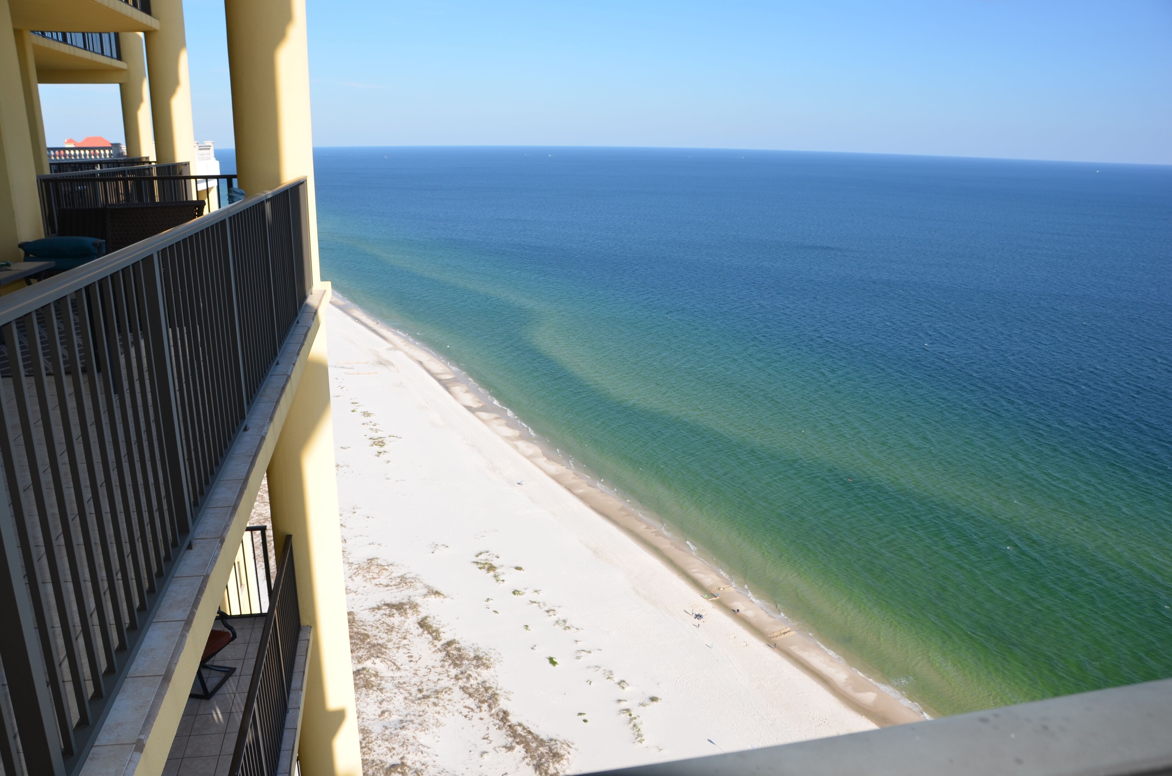 En la playa y camastros 