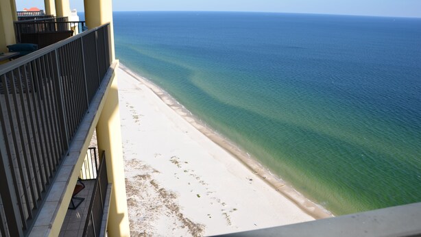 Un balcón con vista a una playa y al océano.