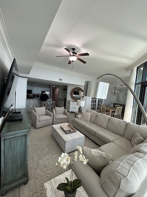 Smart-TV, DVD-spiller, bøker og stereoanlegg