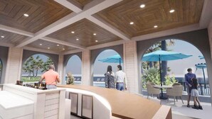 Un área de bar moderna con una barra curva, techo de madera y amplias ventanas arqueadas con vista a una zona de piscina.