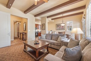 Flat-screen TV, fireplace, Netflix, Hulu