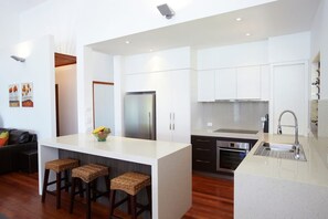 Fridge, microwave, stovetop, dishwasher