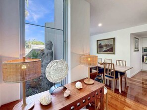 Dining - Maggies Beachfront Apartment 2, 1 Pacific Dri-BOM (Horseshoe Bay)