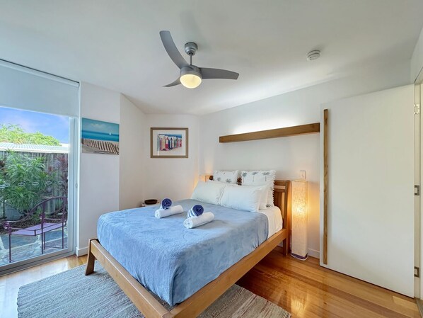 2 bedrooms, WiFi, bed sheets - Maggies Beachfront Apartment 2, 1 Pacific Dri-BOM (Horseshoe Bay)