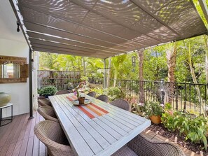 Outdoor dining - Maggies Beachfront Apartment 2, 1 Pacific Dri-BOM (Horseshoe Bay)