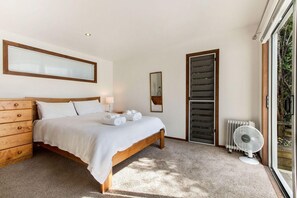 4 bedrooms, iron/ironing board, Internet, bed sheets