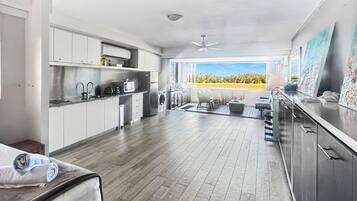 Réfrigérateur, micro-ondes, plaque de cuisson, grille-pain