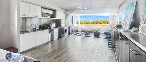 Refrigerador, microondas, placa de cocina, tostadora