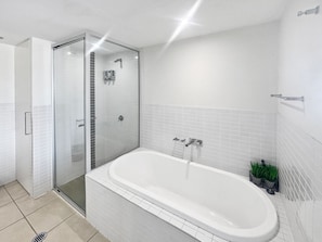 Shower - Blue on Blue Apartment 1271, 123 Sooning St-BOM (Nelly Bay)