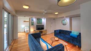 TV, DVD player - Maggies Beachfront Apt. 11 (Horseshoe Bay)