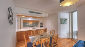 Dining - Maggies Beachfront Apartment 11, 1 Pacific Dr-BOM (Horseshoe Bay)
