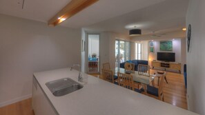 Interior - Maggies Beachfront Apartment 11, 1 Pacific Dr-BOM (Horseshoe Bay)