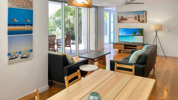 TV, DVD player - Maggies Beachfront Apt. 9 (Horseshoe Bay)