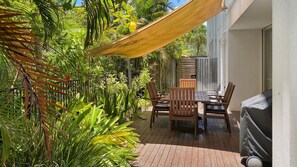 Outdoor dining - Maggies Beachfront Apt. 9 (Horseshoe Bay)