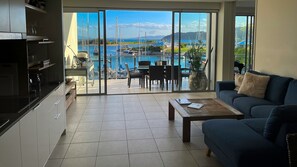 TV - Blue on Blue Apartment 933 (Nelly Bay)