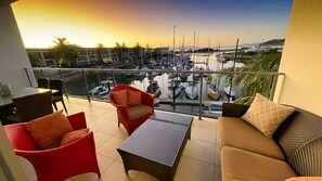 Outdoor dining - Blue on Blue Apartment 933 (Nelly Bay)