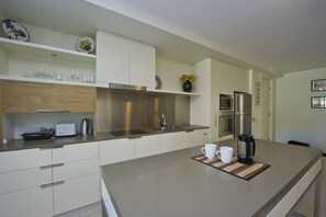 Fridge, oven, stovetop, dishwasher