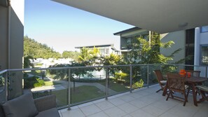 Outdoor dining - Blue on Blue Apartment 921 (Nelly Bay)