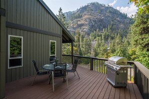 Outdoor dining - Scenic Cabin at Icicle River - 4 Miles From Town (Leavenworth)