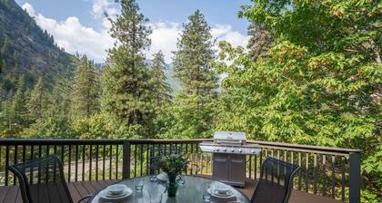 Icicle River Cabin w/ Hot Tub + Deck