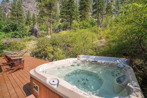 Outdoor spa tub - Scenic Cabin at Icicle River - 4 Miles From Town (Leavenworth)